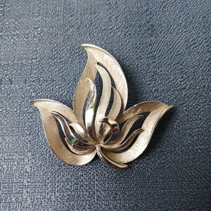 Vintage Crown Trifari Silver Tone Leaves Pin Brooch